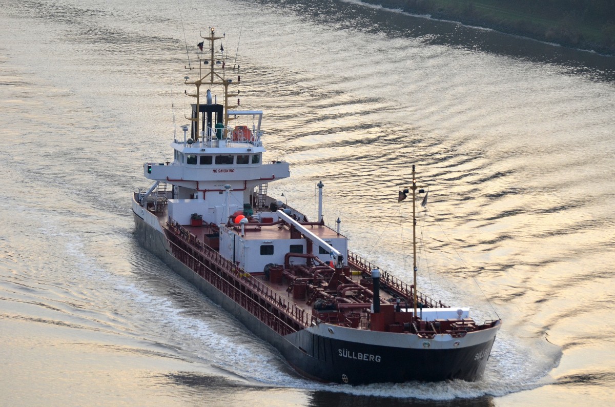 Die Süllberg IMO-Nummer:9100114 Flagge:Gibraltar Länge:89.0m Breite:12.0m Baujahr:1994 Bauwerft:Barkmeijer Stroobos Scheepswerf,Stroobos Niederlande im Nord-Ostsee-Kanal von der Hochbrücke Grünental aufgenommen am 23.11.14