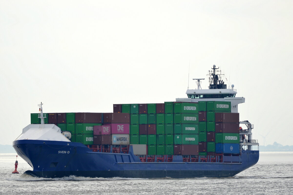 Die SVEN-D ex. HANSE VISION IMO-Nummer:9302243 Flagge:Niederlande ex. Zypern L�nge:142.0m Breite:20.0m Baujahr:2005 Bauwerft:STX Ro Offshore Tulcea,Tulcea Rum�nien vor der Alten Liebe Cuxhaven am 18.06.26