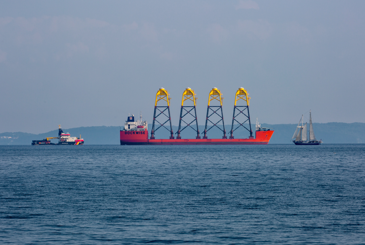 Die SWAN des Spezialunternehmen DOCKWISE mit Jacket-Konstruktionen vor Sassnitz Mukran. - 29.07.2016