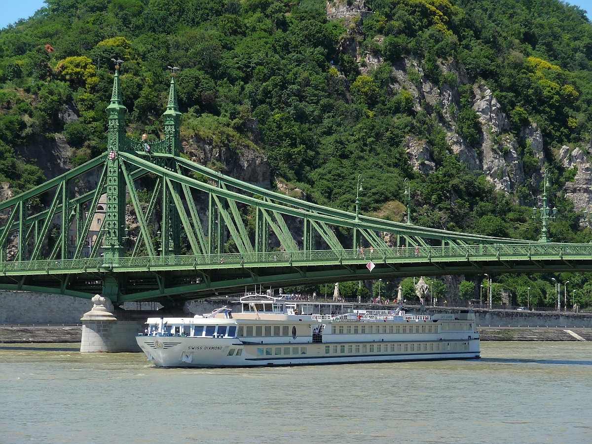 Die  Swiss Diamond  unter der Freiheitsbrücke auf der Donau in Budapest, 18.6.2016