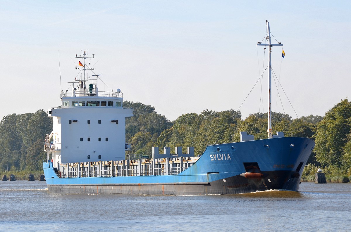 Die Sylvia IMO-Nummer:9166467 Flagge:Niederlande Lnge:108.0m Breite:15.0m Baujahr:1999 Bauwerft:Santierul Naval Severnav,Severin Rumnien aufgenommen dem Nord-Ostsee-Kanal bei Fischerhtte am 03.10.13