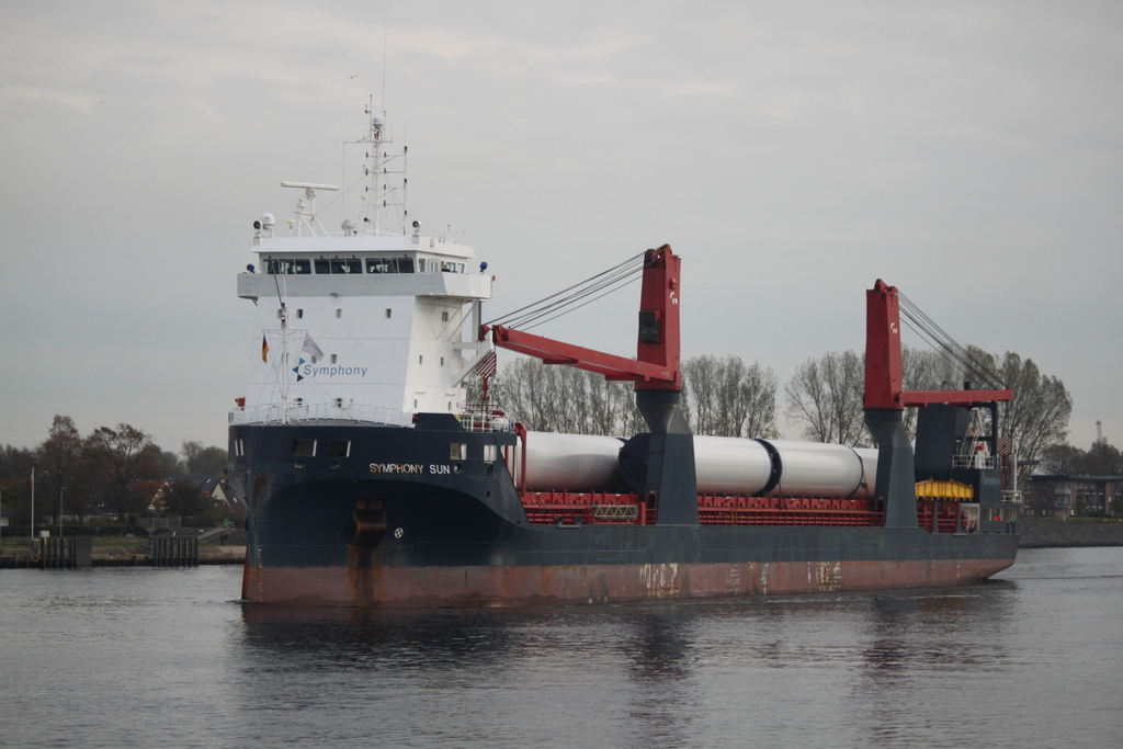 Die Symphony Sun auf ihrem Seeweg von Rostock-Überseehafen nach Zadar beim Auslaufen in Warnemünde.08.11.2019