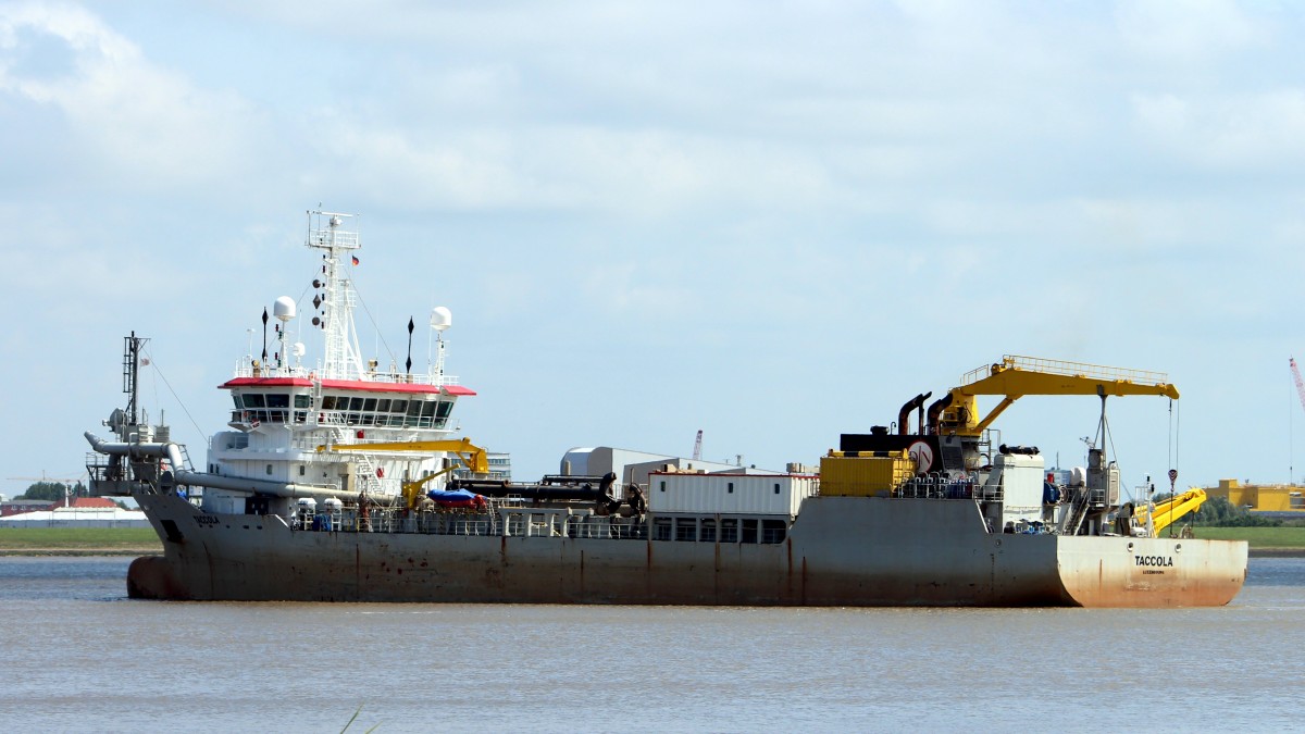 Die Taccola am 11.07.2013 vor Bremerhaven auf der Weser, sie ist 95m lang, 21m breit, Tiefgang 7,3m und Bj 2003.