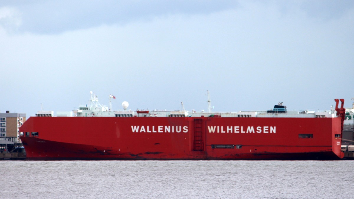 Die Takara am 15.09.2013 auf der Weser vor Bremerhaven. Sie ist 190m lang und 32m breit.