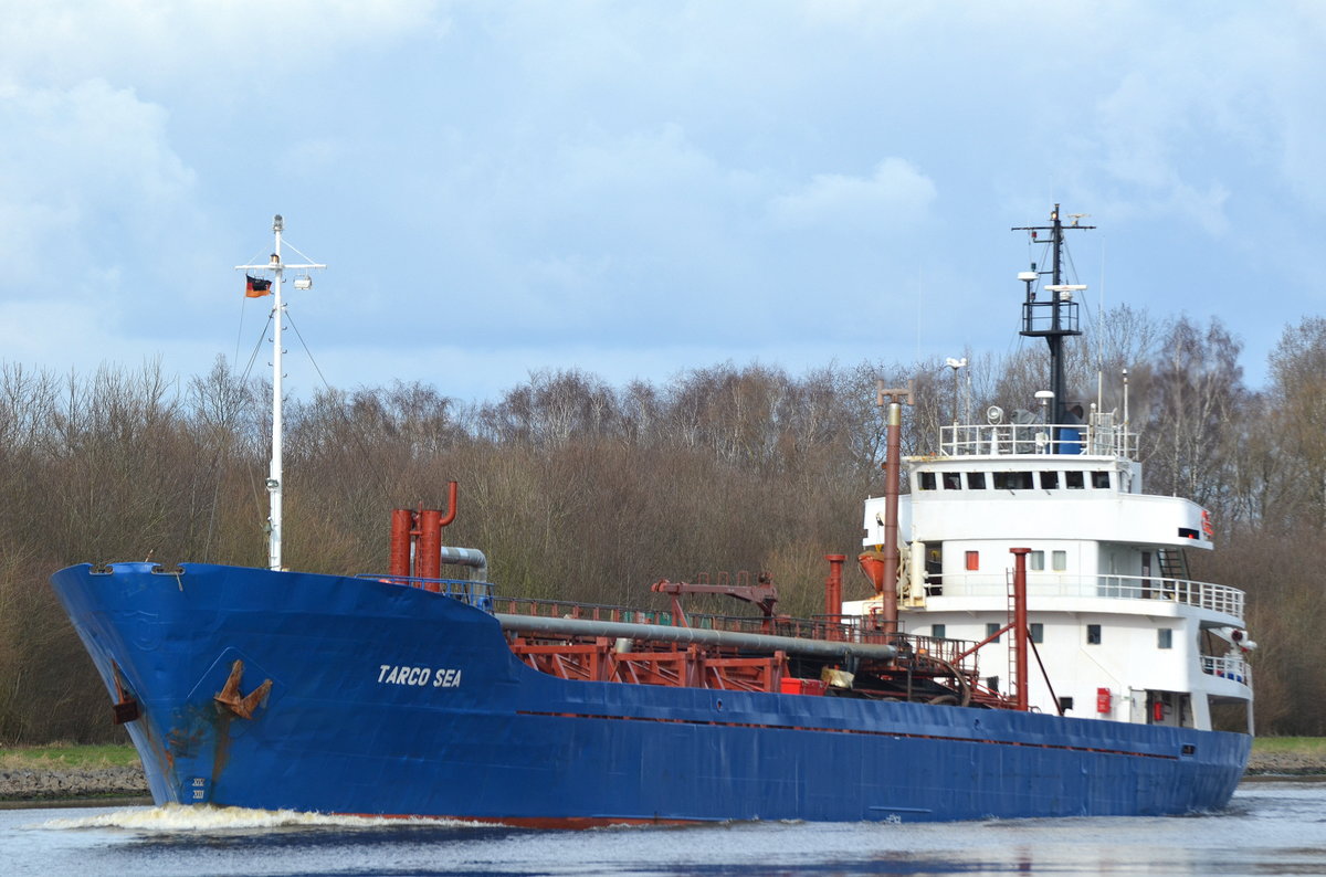 Die Tarco Sea IMO-Nummer:7038680 Flagge:Norwegen Länge:76.0m Breite:11.0m Baujahr:1971 Bauwerft:Bodewes Scheepswerf,Hoogezand passiert am 31.03.16 die Weiche Fischerhütte im Nord-Ostsee-Kanal.