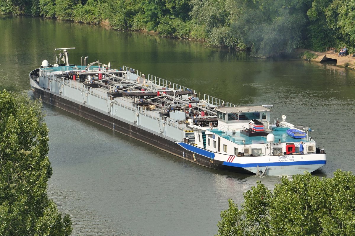 Die  Taunus II  auf dem Neckar, flussaufwärts auf Höhe des Kraftwerks Stuttgart-Münster am 09.07.2019