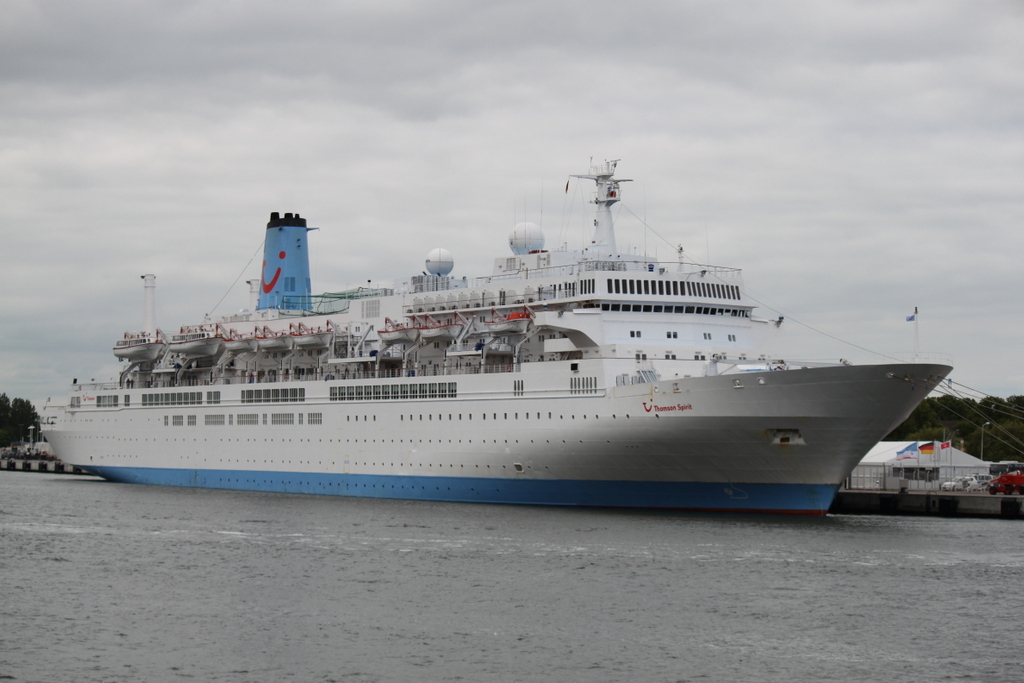 Die Thomson Spirit machte auf ihrem Weg von Newcastle nach Helsinki im Hafen von Warnemnde Pause.29.05.2014