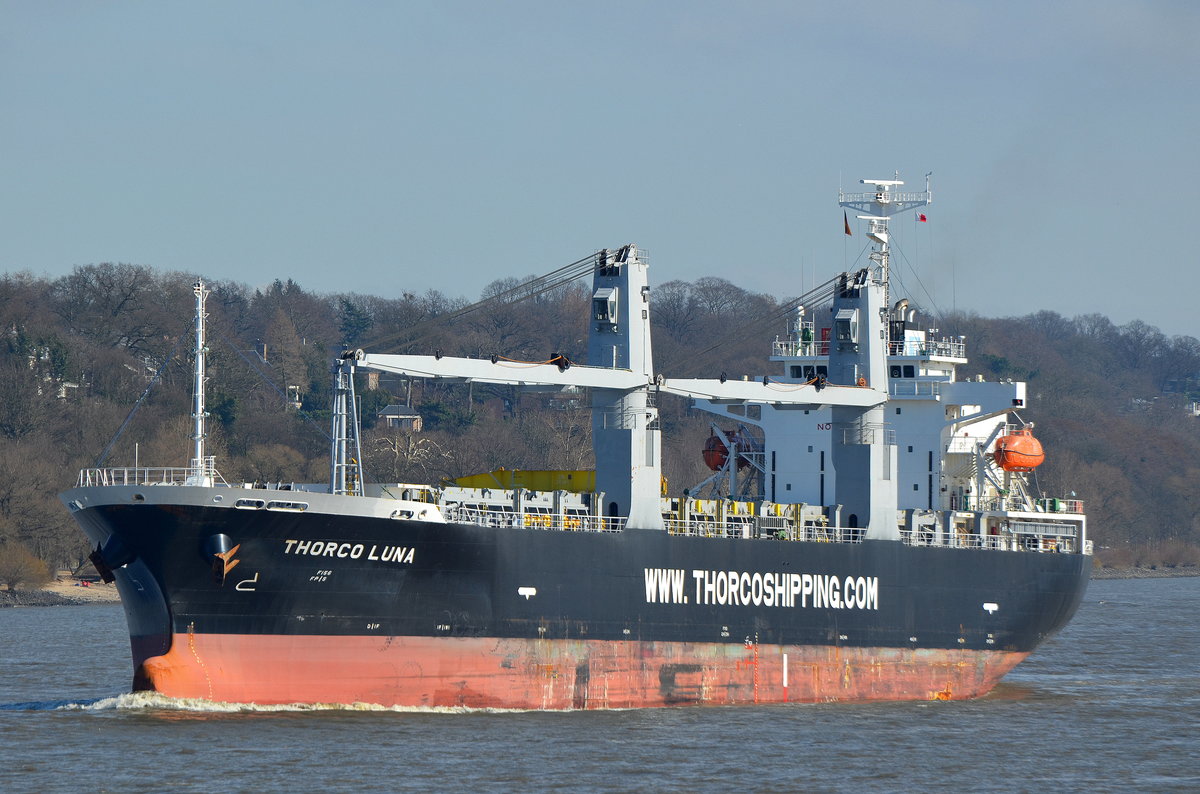 Die Thorco Luna IMO-Nummer:9699957 Flagge:Philippinen Länge:132.0m Breite:23.0m Baujahr:2014 am 11.03.17 aus Hamburg auslaufend aufgenommen am Rüschpark Finkenwerder.