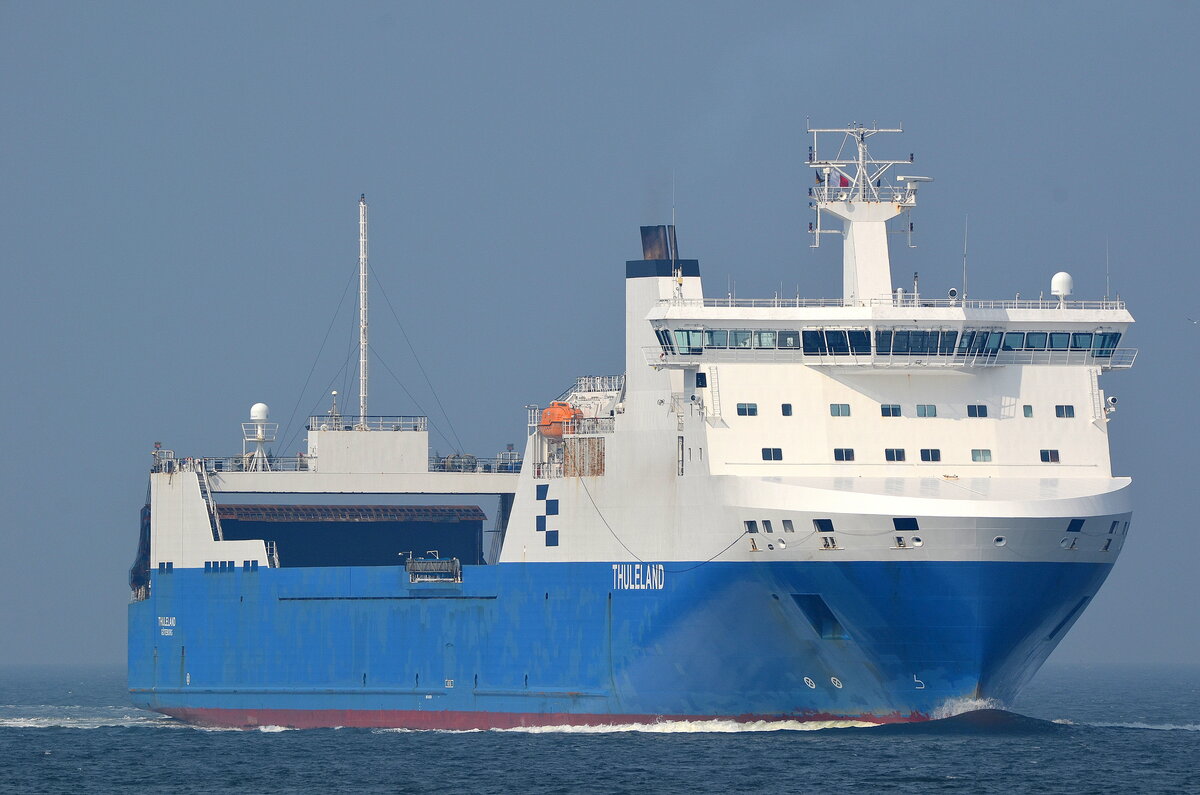 Die THULELAND IMO-Nummer:9343261 Flagge:Schweden Länge:191.0m Breite:26.0m Baujahr:2006 Bauwerft:STX Finland,Rauma Finnland vor der Alten Liebe Cuxhaven am 26.08.22