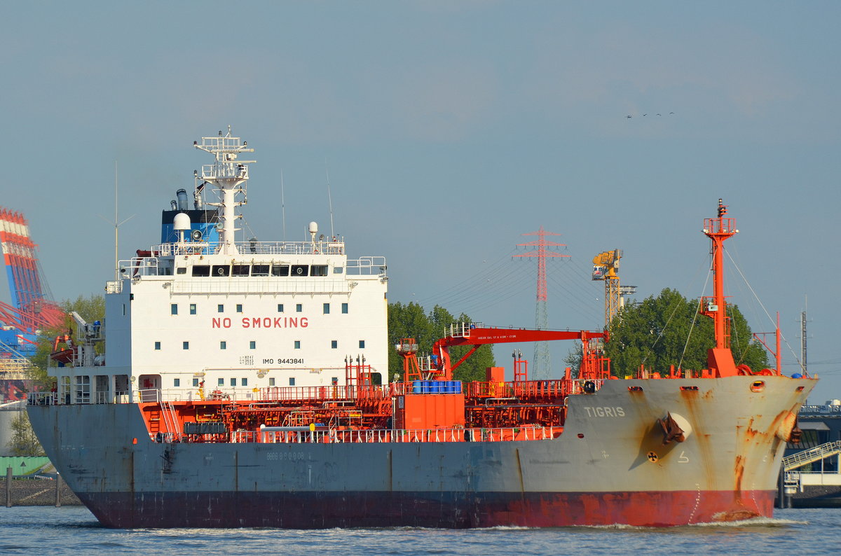 Die Tigris IMO-Nummer:9443841 Flagge:Marshallinseln Länge:120.0m Breite:20.0m Baujahr:2009 Bauwerft:STX Offshore&Shipbuilding,Pusan Südkorea auslaufend aus Hamburg passiert Teufelsbrück am 14.05.17