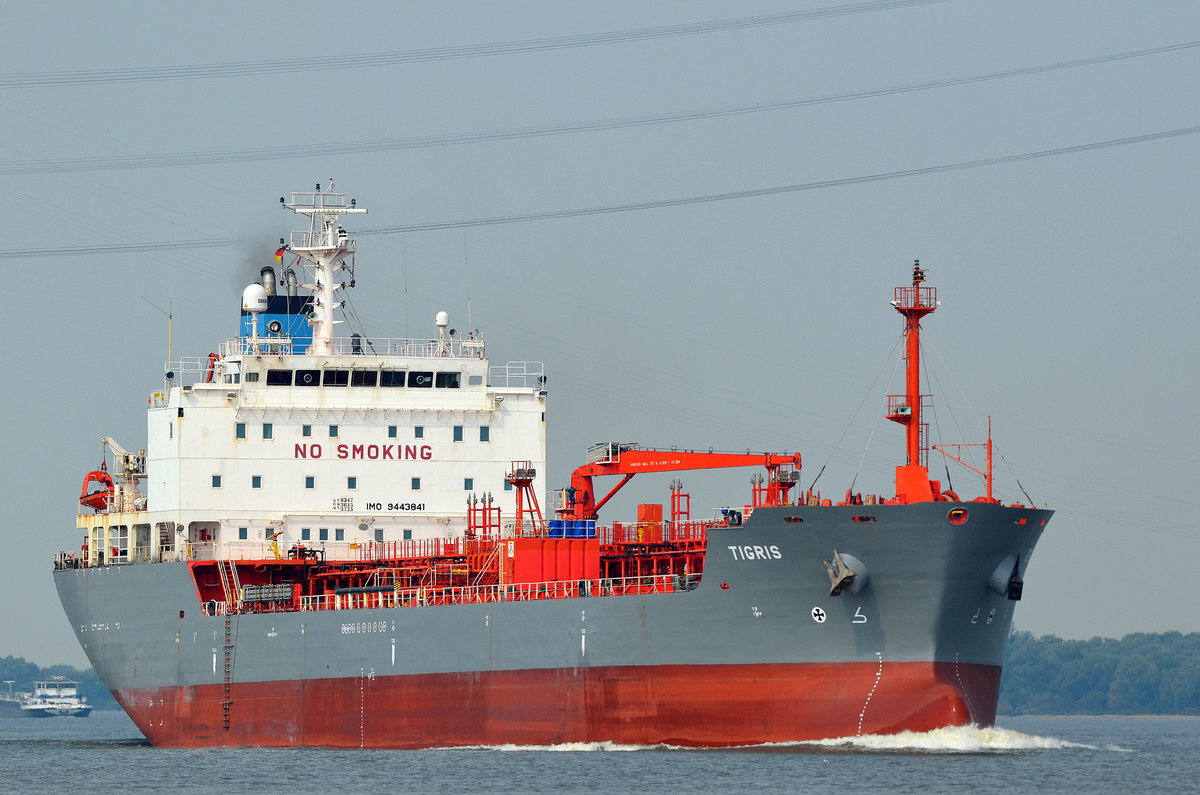 Die Tigris IMO-Nummer:9443841 Flagge:Marshallinseln Länge:120.0m Breite:20.0m Baujahr:2009 Bauwerft:STX Offshore&Shipbuilding,Pusan Südkorea am 28.08.19 nach Hamburg einlaufend bei Lühe.