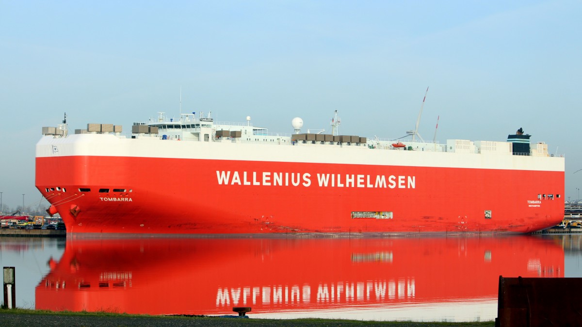 Die Tombarra am 02.12.2013 im Hafen von Bremerhaven.