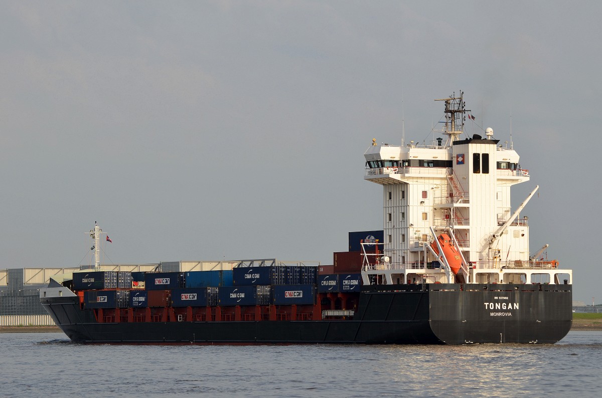 Die Tongan IMO-Nummer:9371402 Flagge:Liberia Länge:140.0m Breite:23.0m Baujahr:2007 Bauwerft:Naval Gijon,Gijon Spanien passiert einlaufend nach Hamburg den Ponton Op'n Bulln Blankenese am 22.05.14