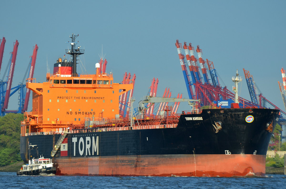 Die Torm Kansas IMO-Nummer:9290646 Flagge:Dänemark Länge:183.0m Breite:32.0m Baujahr:2006 Bauwerft:Hyundai Mipo Dockyard,Ulsan Südkorea auslaufend aus Hamburg aufgenommen in Teufelsbrück am 04.06.17