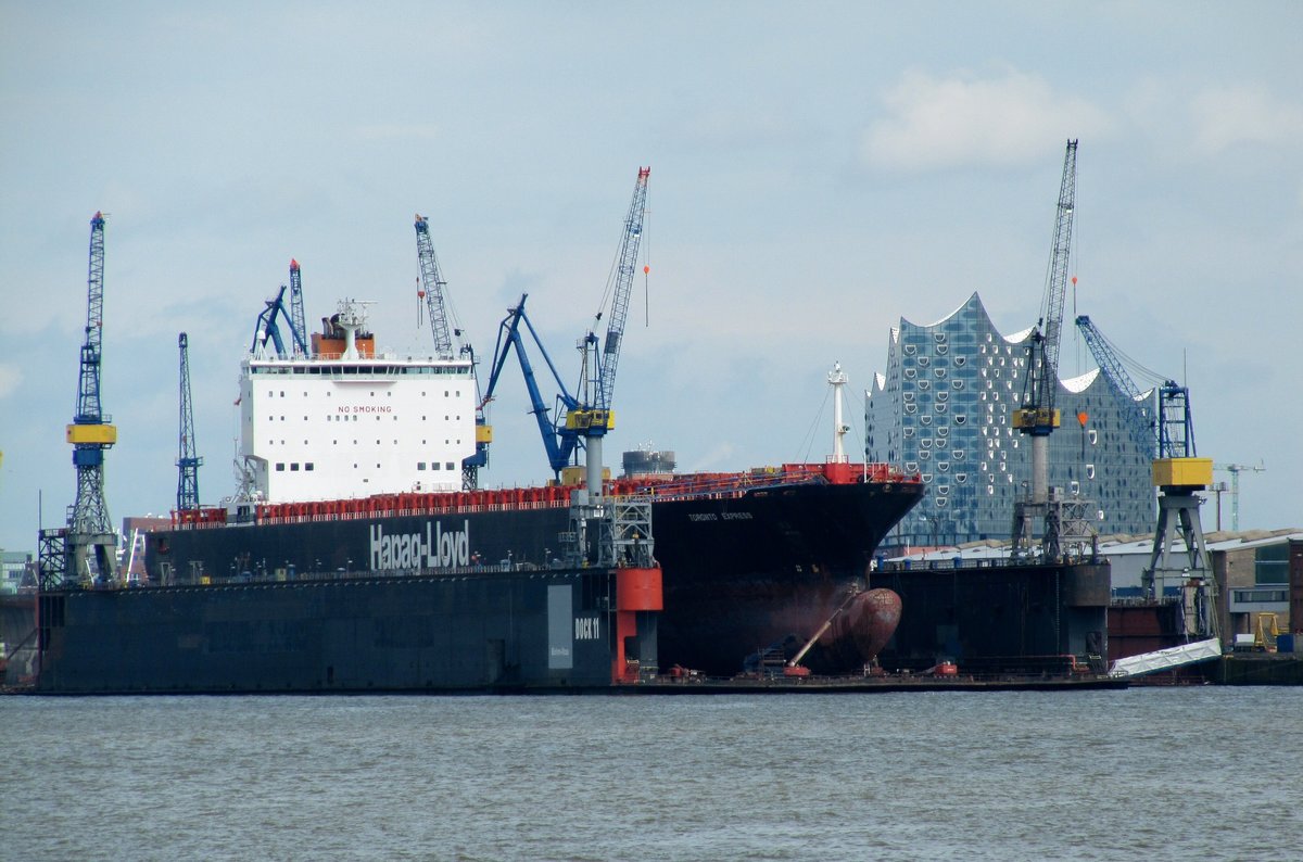 Die Toronto Express (IMO 9253727 , 293,98 x 32,3m) am 17.06.2016 im Schwimmdock 11 von Blohm & Voss im Hamburger Hafen.