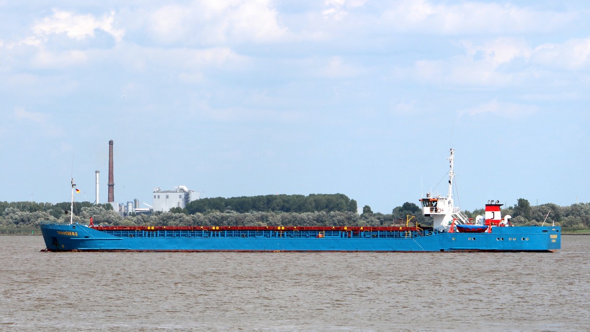 Die Traveberg am 13.08.2014 auf der Elbe vor Krautsand