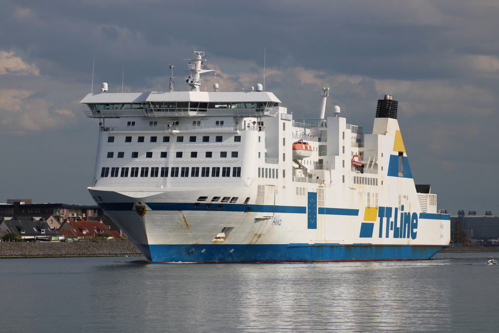 Die TT-Line Fähre Akka auf dem Seeweg von Trellborg nach Travemünde beim Auslaufen am 06.05.2022 in Warnemünde.