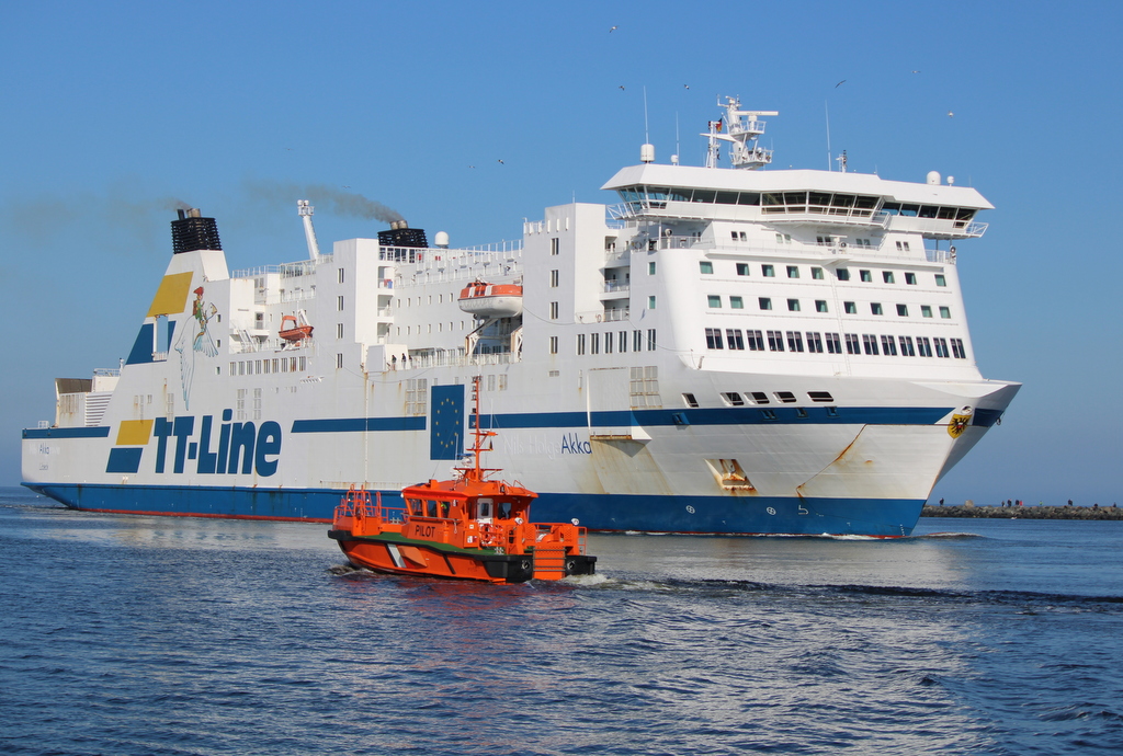 Die TT-Line Fähre Akka(Heimathafen Lübeck)auf ihrem Seeweg von Travemünde nach Trelleborg via Rostock-Überseehafen beim Einlaufen um 13:01 Uhr am 27.02.2022 in Warnemünde,neben an fuhr das Lotsenboot Butt raus