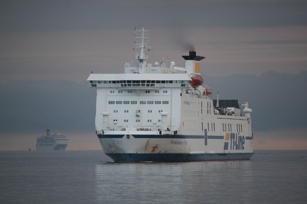 Die TT-Line Fhre Huckleberry Finn auf ihrem Weg von Trelleborg nach Rostock-berseehafen beim Einlaufen um 06:01 Uhr in Warnemnde.27.05.2016