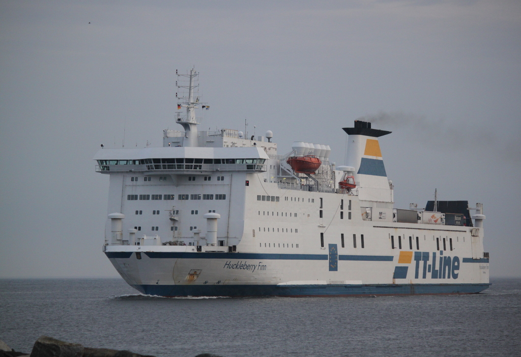 Die TT-Line Fhre Huckleberry Finn auf dem Weg von Trelleborg nach Rostock-berseehafen beim Einlaufen in Warnemnde am Morgen des 17.05.2017