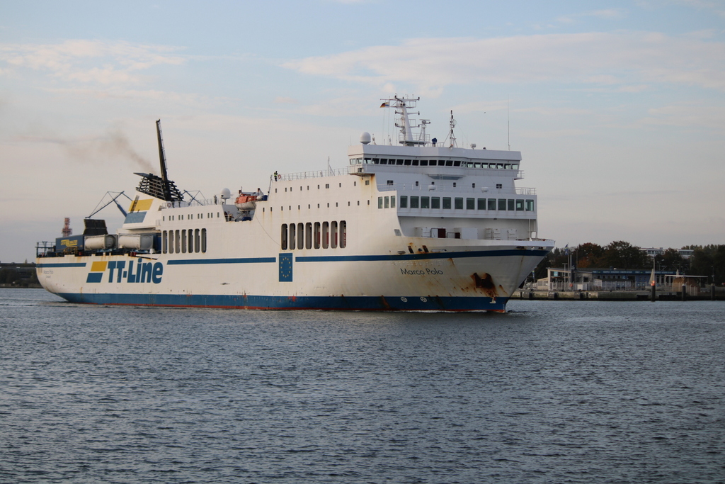 Die TT-Line Fähre MARCO POLO(Heimathafen Limassol)auf ihrem Seeweg von Rostock-Überseehafen nach Trelleborg beim Auslaufen in Warnemünde.17.10.2021