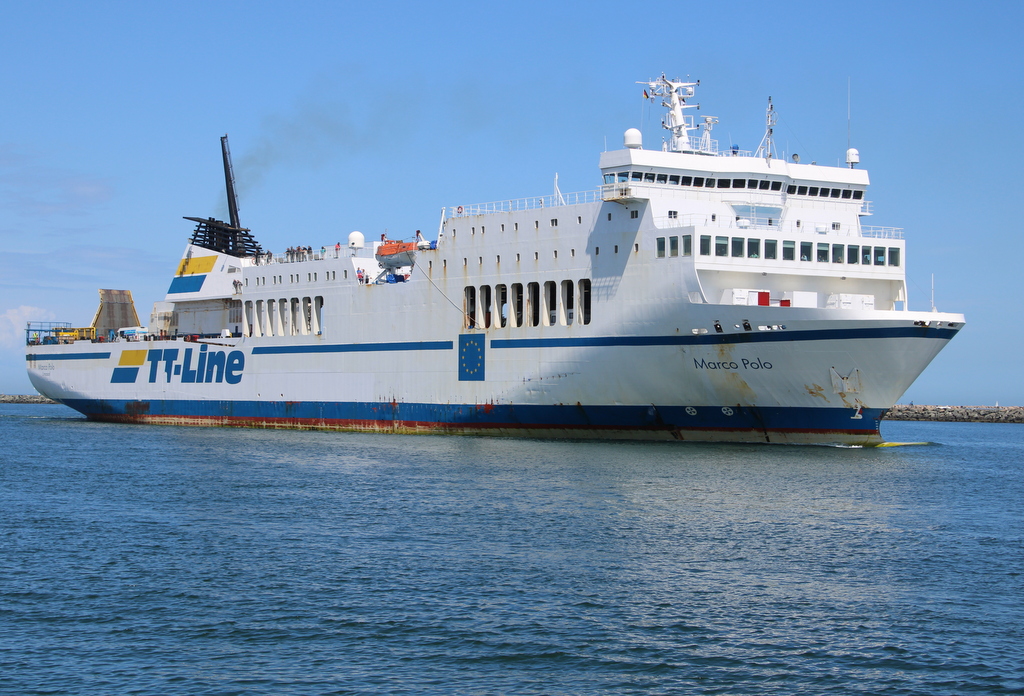 Die TT-Line Fähre Marco Polo(Heimathafen Limassol)auf dem Seeweg von Trelleborg nach Rostock beim Einlaufen am 12.06.2022 in Warnemünde.