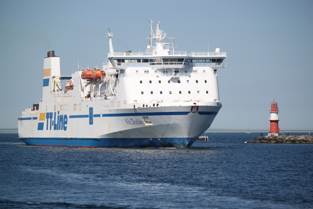 Die TT-Line Fähre Nils Dacke auf ihrem Seeweg von Travemünde nach Trelleborg via Rostock beim Einlaufen am 21.04.2019 in Warnemünde.