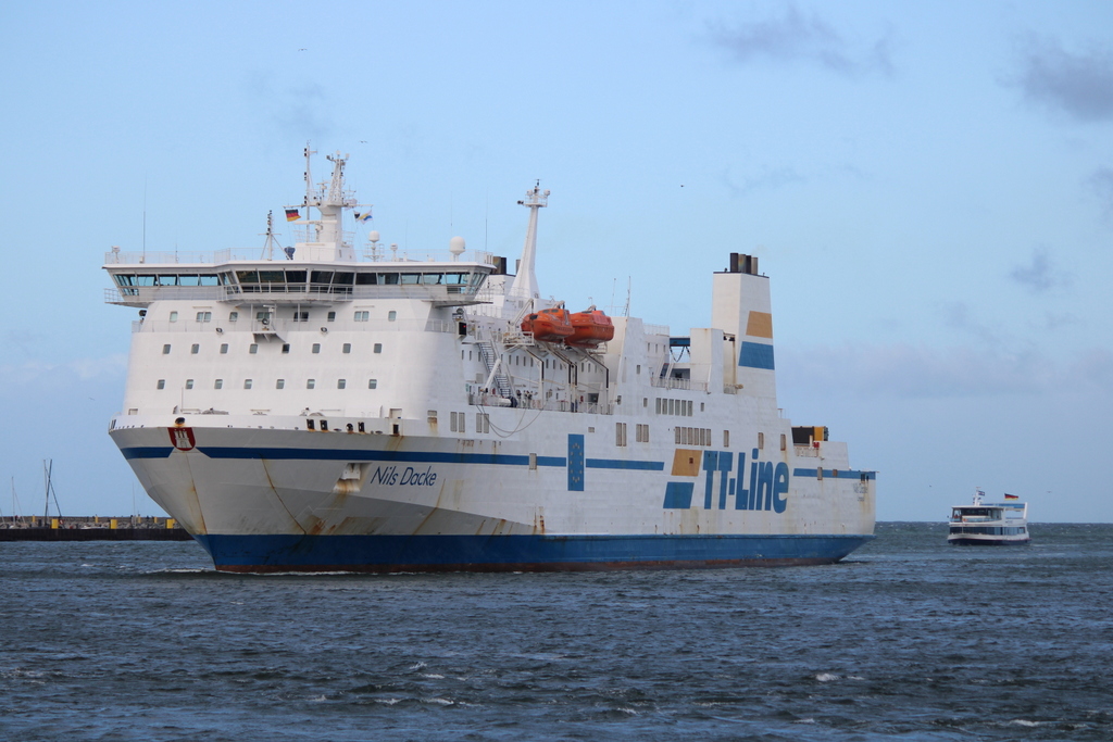 Die TT-Line Fähre NILS Dacke auf dem Seeweg von Travemünde nach Trelleborg beim Einlaufen in Warnemünde.15.10.2021