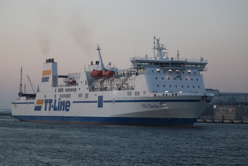 Die TT-Line Fähre Nils Dacke(Heimathafen Limassol)auf ihrem Seeweg von Rostock-Überseehafen nach Trelleborg beim Auslaufen am Morgen des 08.02.2020 um 07:48 Uhr in Warnemünde.