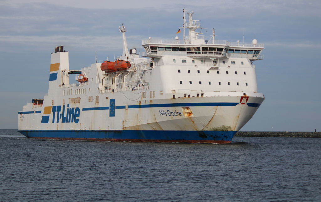 Die TT-Line Fähre Nils Dacke(Heimathafen Limassol)auf ihrem Seeweg von Travemünde nach Trelleborg via Rostock-Überseehafen beim Einlaufen am 13.02.2022 in Warnemünde.