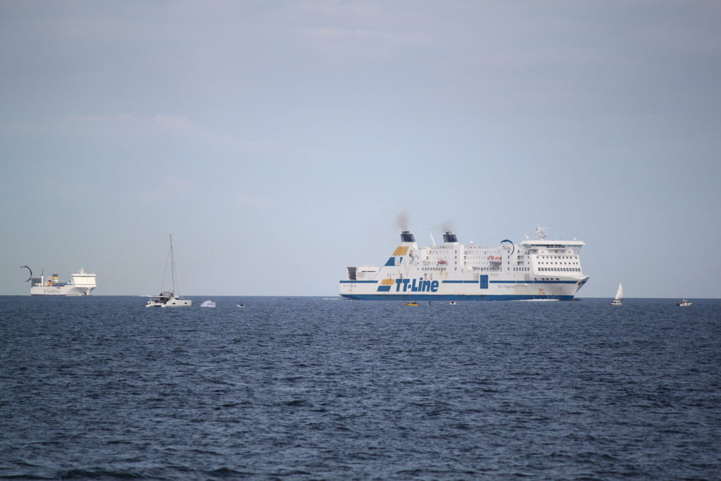 Die TT-Line Fähre Nils Holgersson auf dem Seeweg von Lübeck-Travemünde nach Trelleborg via Rostock-Überseehafen kurz vor Warnemünde.09.09.2018