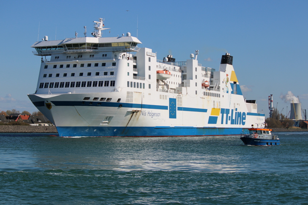 Die TT-Line Fähre NILS HOLGERSSON auf ihrem Seeweg von Rostock-Überseehafen nach Trelleborg beim Auslaufen in Warnemünde.23.04.2021