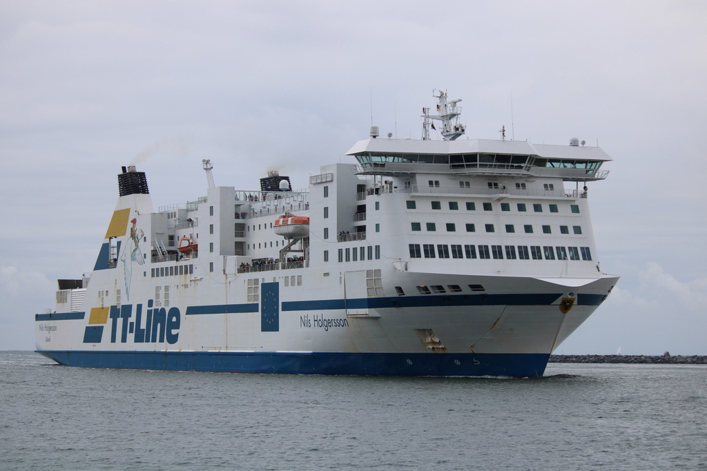 Die TT-Line Fähre NILS HOLGERSSON auf dem Seeweg von Trelleborg nach Rostock-Überseehafen beim Einlaufen in Warnemünde.20.08.2021