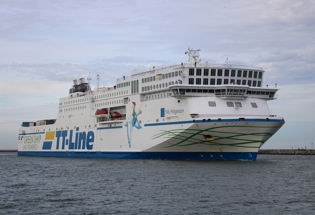 Die TT-Line Fähre Nils Holgersson auf dem Seeweg von Trelleborg nach Travemünde via Rostock beim Einlaufen in Warnemünde.17.03.2023