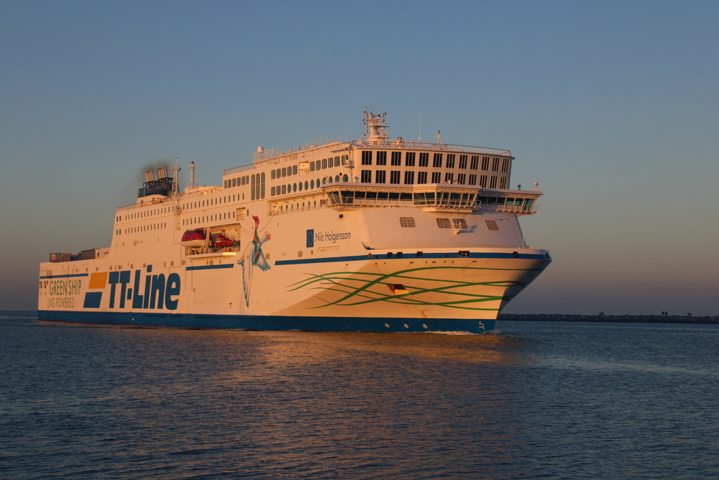 Die TT-Line Fähre Nils Holgersson(Heimathafen Rostock)auf ihren Seeweg von Trelleborg nach Travemünde via Rostock beim Einlaufen im Sonnenuntergang am 17.12.2022 in Warnemünde.