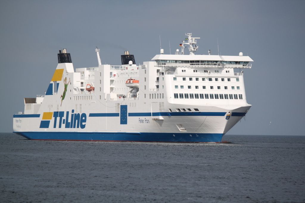 Die TT-Line Fhre Peter Pan auf ihrem Weg von Travemnde nach Trelleborg via Rostock-berseehafen beim Einlaufen in Warnemnde.12.03.2017