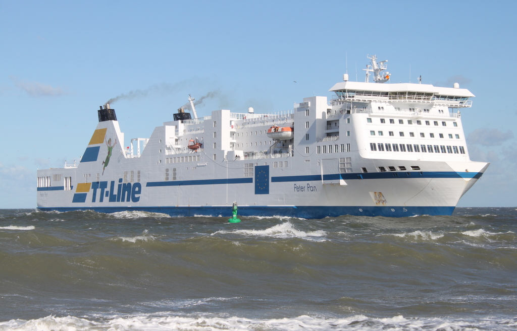 Die TT-Line Fähre Peter Pan am 03.10.2018 in Warnemünde auf ihrem Seeweg von Lübeck-Travemünde nach Trelleborg via Rostock-Überseehafen in Warnemünde.