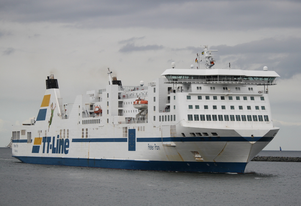 Die TT-Line Fähre Peter Pan auf ihrem Seeweg von Trelleborg nach Travemünde via Rostock beim Einlaufen in Warnemünde.07.09.2019