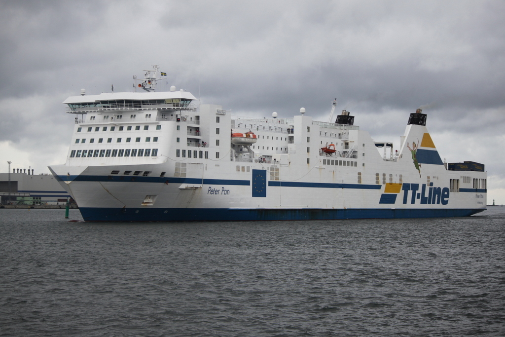 Die TT-Line Fähre Peter Pan auf ihrem Seeweg von Trelleborg nach Travemünde via Rostock beim Einlaufen in Warnemünde.12.10.2019