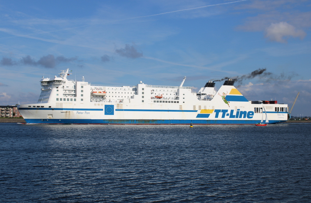 Die TT-Line Fähre PETER Pan auf dem Seeweg von Trelleborg nach Travemünde via Rostock beim Auslaufen am Nachmittag des 04.09.2021 in Warnemünde