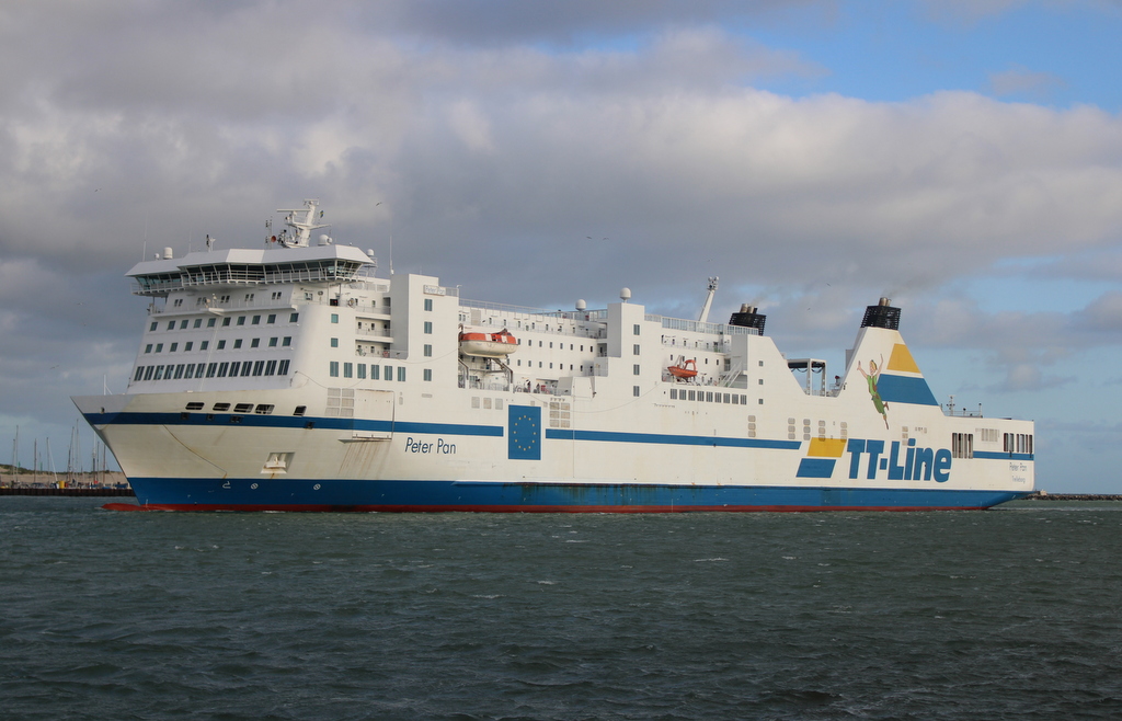 Die TT-Line Fähre Peter Pan auf dem Seeweg von Trelleborg nach Rostock beim Einlaufen in Warnemünde.10.07.2022