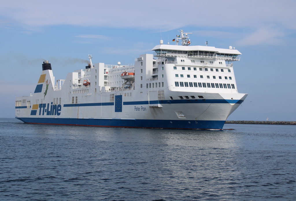 Die TT-Line Fähre Peter Pan auf dem Seeweg von Travemünde nach Trelleborg via Rostock-Überseehafen beim Einlaufen am 09.09.2022 in Warnemünde.