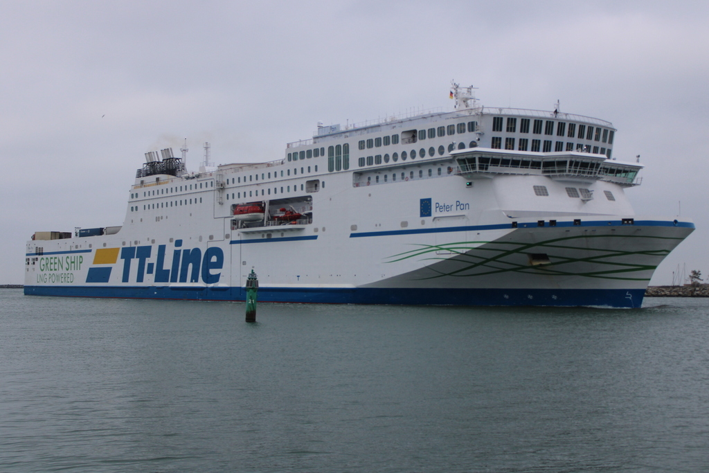 Die TT-Line Fähre Peter Pan auf ihrem Seeweg von Trelleborg nach Travemünde via Rostock beim Einlaufen am 10.02.2023 in Warnemünde.