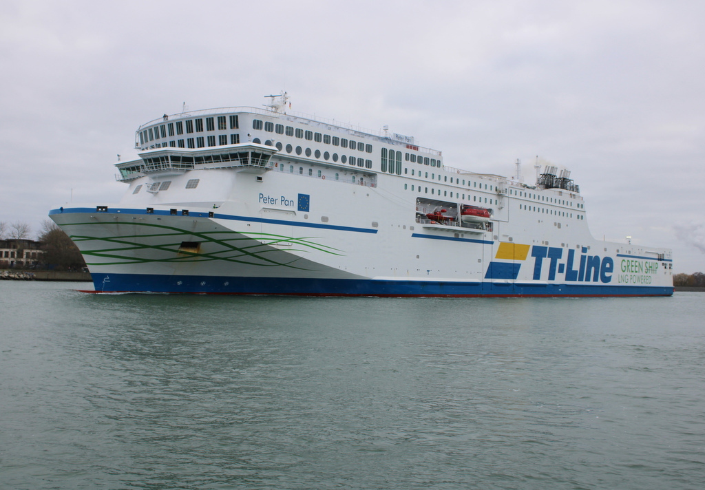 Die TT-Line Fähre Peter Pan auf ihrem Seeweg von Rostock nach Trelleborg beim Auslaufen in Warnemünde.12.02.2023