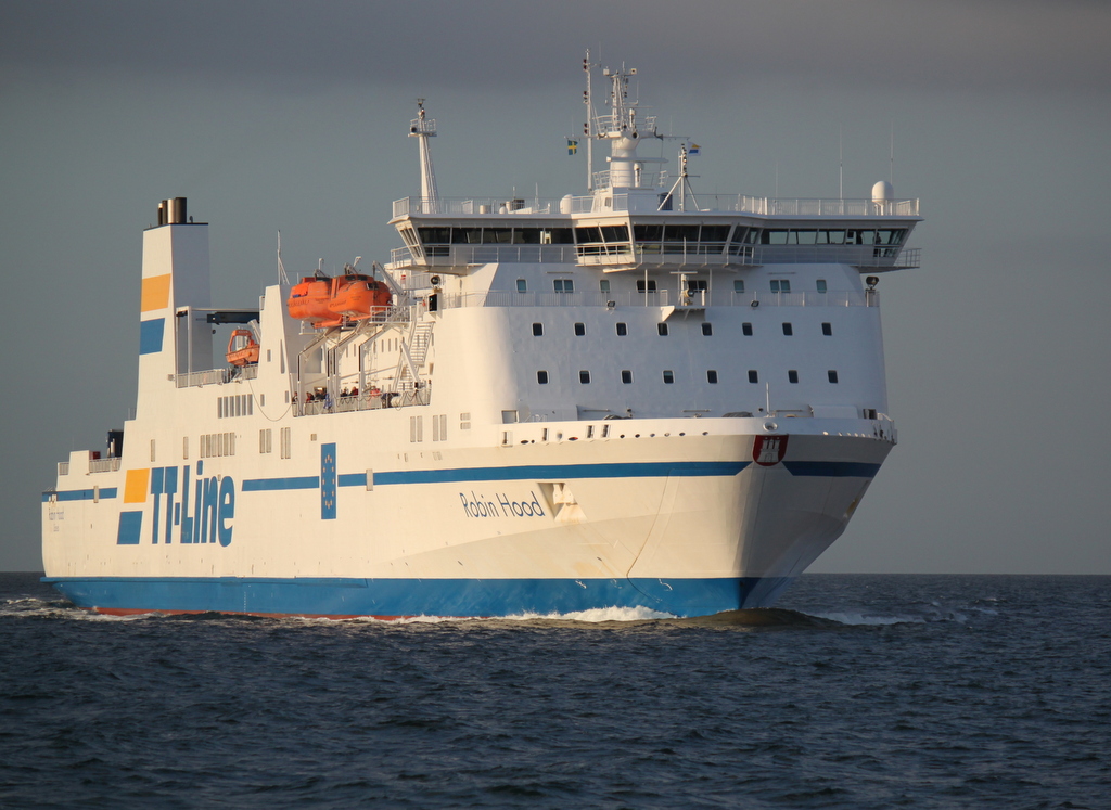 Die TT Line Fhre Robin Hood auf dem Weg von Trelleborg nach Travemnde via Rostock-Seehafen lie sich am 26.09.2014 in Warnemnde blicken.