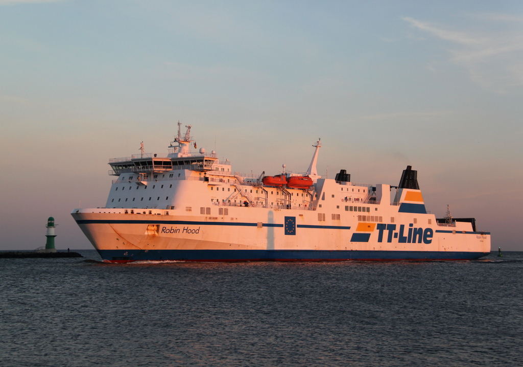 Die TT Line Fähre Robin Hood auf dem Weg von Trelleborg nach Rostock-Überseehafen beim Einlaufen am Morgen des 01.05.2017 um 05:49 Uhr