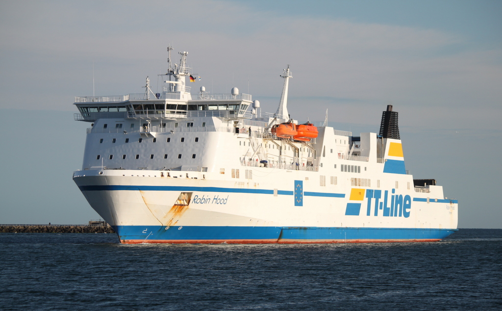 Die TT-Line Fähre Robin Hood auf ihrem Seeweg von Trelleborg nach Rostock-Überseehafen beim Einlaufen in Warnemünde.30.05.2019