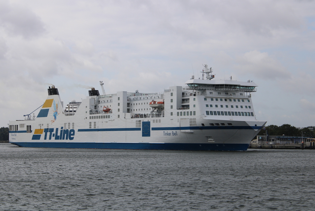 Die TT-Line Fähre Tinkerbell auf ihrem Seeweg von Rostock nach Trelleborg beim Auslaufen in Warnemünde.02.07.2023