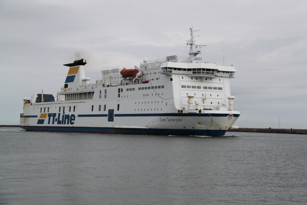 Die TT-Line Fähre Tom Sawyer auf dem Weg von Trelleborg nach Rostock-Überseehafen beim Einlaufen in Warnemünde.07.08.2016