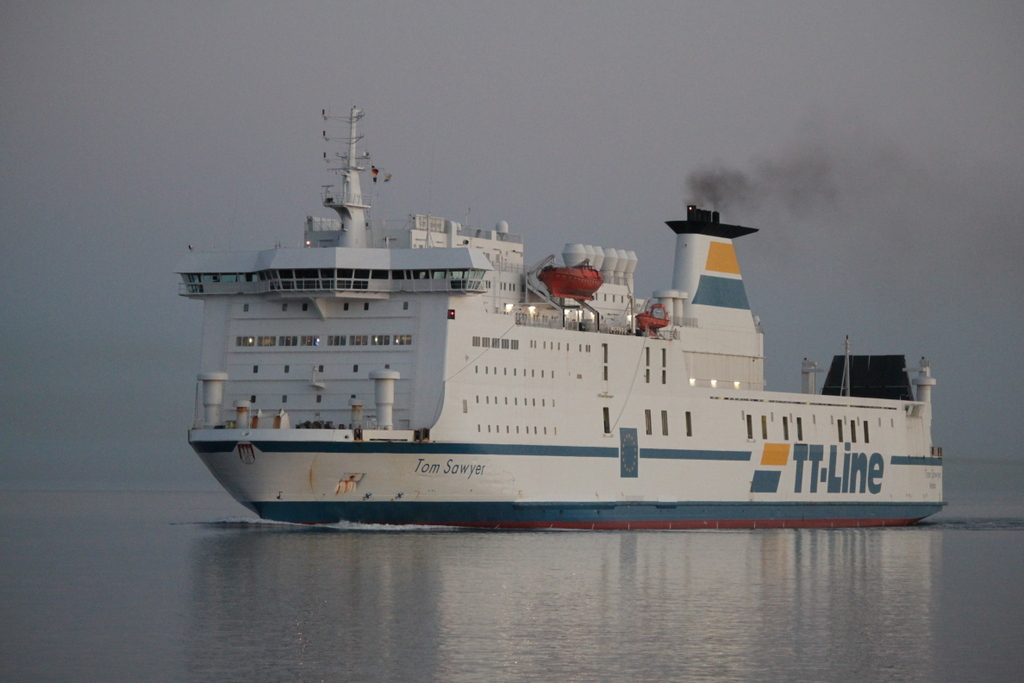 Die TT-Line Fähre Tom Sawyer auf ihrem Seeweg von Trelleborg nach Rostock-Überseehafen beim Einlaufen noch vor Sonnenaufgang in Warnemünde.22.04.2019